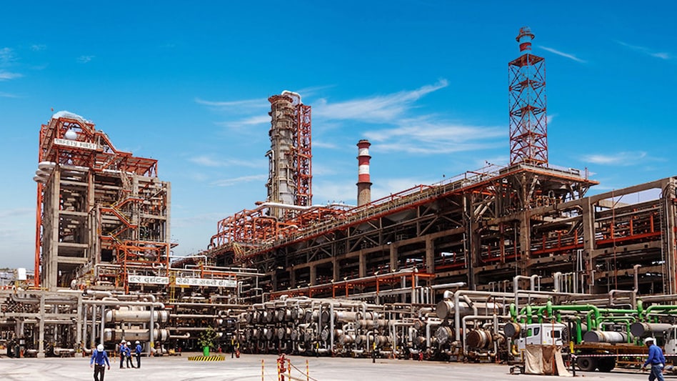 India's Nayara Energy hopes to operate its 400,000 barrels per day (bpd) refinery in western India at close to 100% capacity in 2021 as fuel demand is picking up. India's Nayara Energy hopes to operate its 400,000 barrels per day (bpd) refinery in western India at close to 100% capacity in 2021 as fuel demand is picking up.