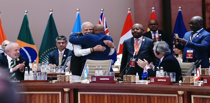 G20 Summit 2023: PM Modi and AU Chairperson Azali Assoumani hug after the union is made a permanent member G20 Summit 2023: PM Modi and AU Chairperson Azali Assoumani hug after the union is made a permanent member