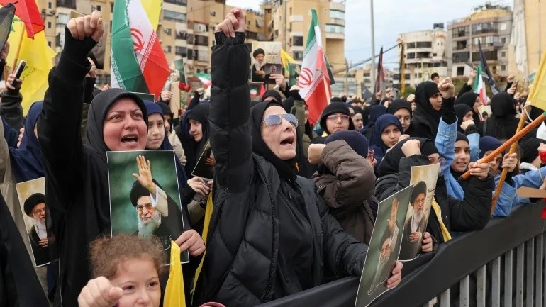 Mourners chant slogans during a rally by supporters of Lebanon’s Hezbollah movement on Sunday. (Photo: AFP)