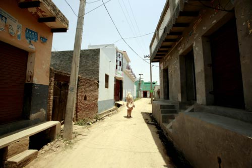 Bhatta Parsaul caught in land knot