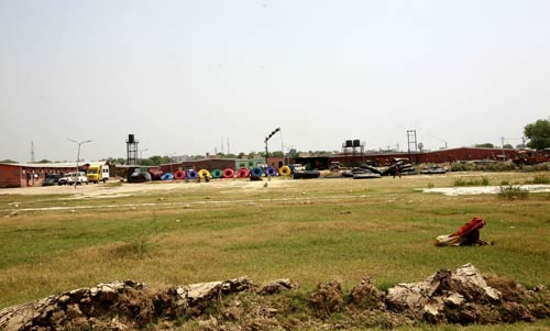 Bhatta Parsaul caught in land knot