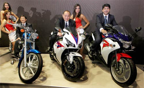 B-town stars sizzle at Auto Expo 2012