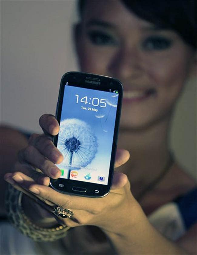 Samsung ups the ante against Apple with Galaxy SIII Samsung ups the ante against Apple with Galaxy SIII
