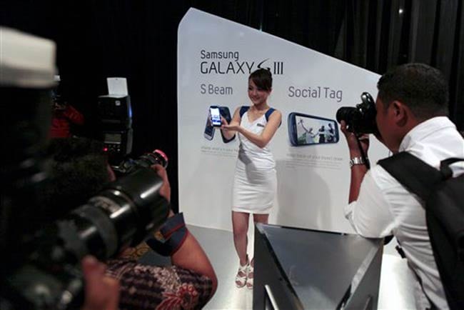 Samsung ups the ante against Apple with Galaxy SIII Samsung ups the ante against Apple with Galaxy SIII
