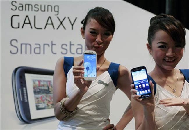 Samsung ups the ante against Apple with Galaxy SIII Samsung ups the ante against Apple with Galaxy SIII