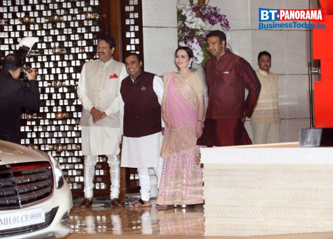 Isha Ambani-Anand Piramal ghordana: SRK, Aamir Khan attend bash