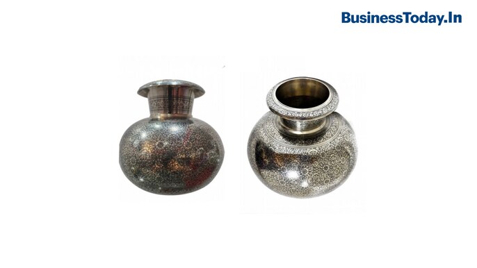 Metal Marodi carving matka to German Chancellor Olaf Scholz Metal Marodi carving matka to German Chancellor Olaf Scholz