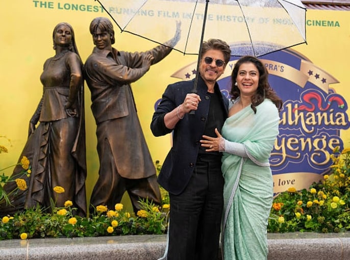 Shah Rukh Khan and Kajol break barriers with DDLJ statue in London's iconic square Shah Rukh Khan and Kajol break barriers with DDLJ statue in London's iconic square