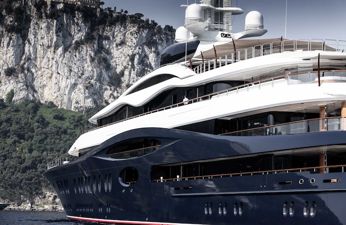 Pool, helipad and luxury facilities Pool, helipad and luxury facilities