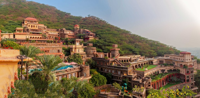 Neemrana: A fort-palace on the Delhi–Jaipur highway Neemrana: A fort-palace on the Delhi–Jaipur highway