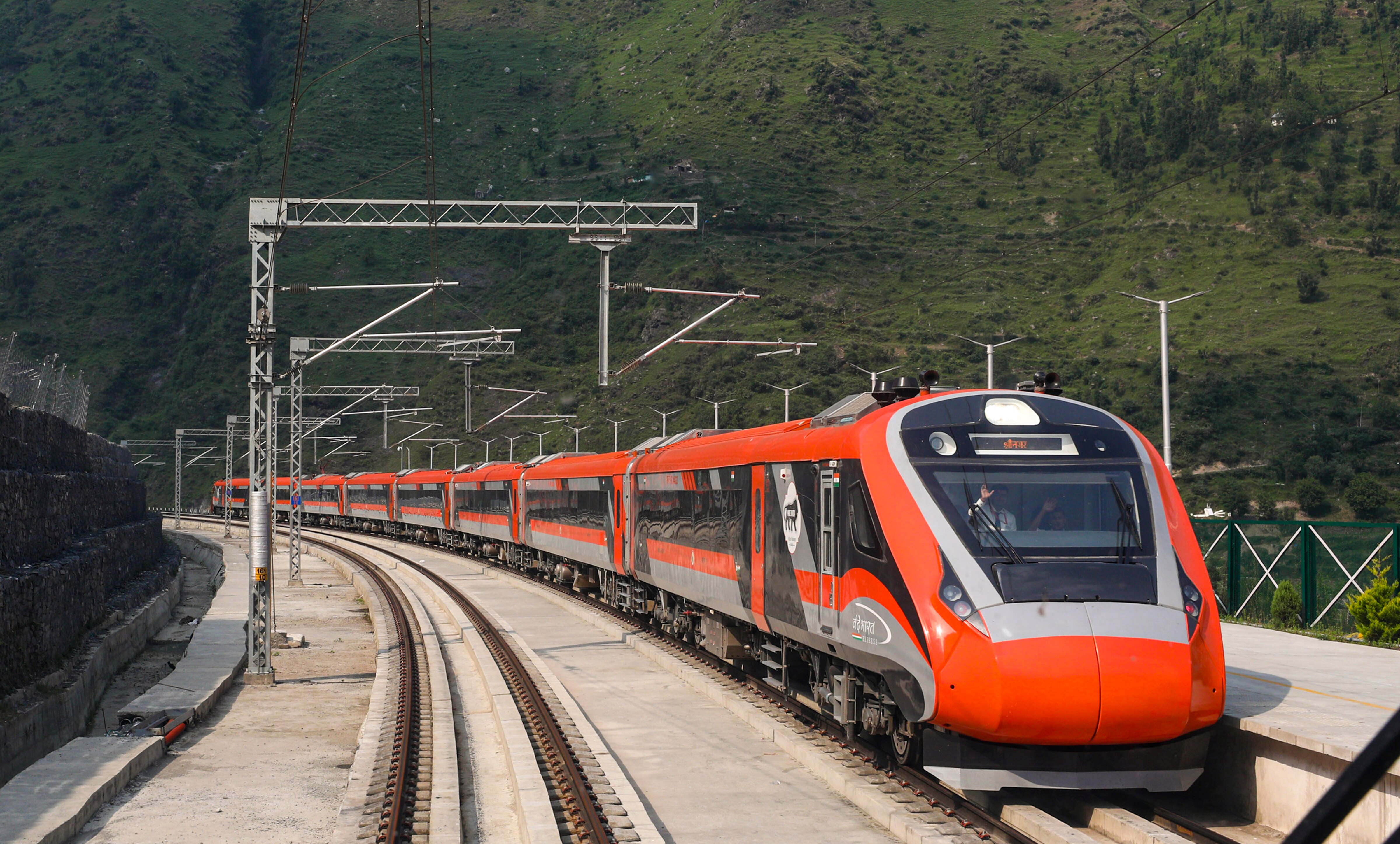 A 16-coach sleeper rake can seat approximately 823 passengers