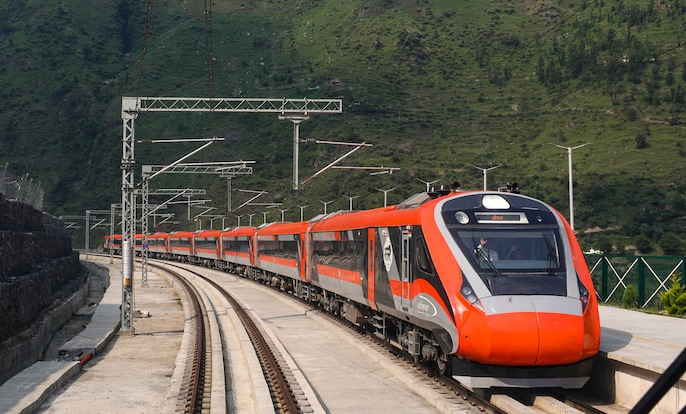 A 16-coach sleeper rake can seat approximately 823 passengers A 16-coach sleeper rake can seat approximately 823 passengers