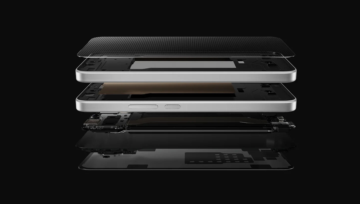 Both phones use the same 6.83-inch 1.5K AMOLED format