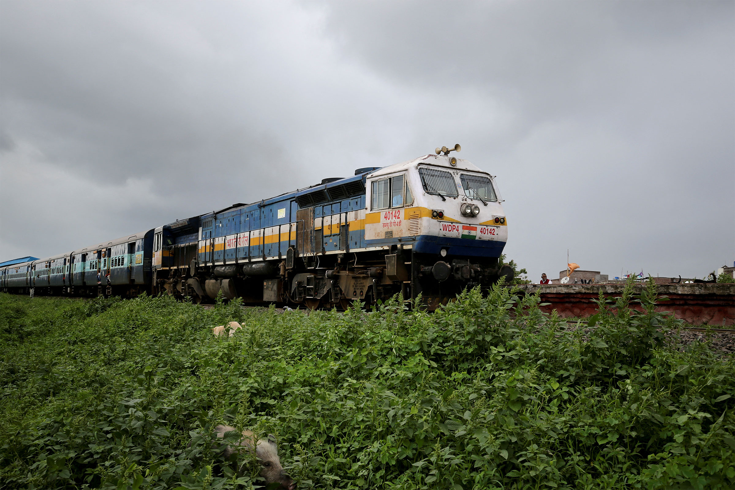 Train 02023 returns from Howrah the same afternoon