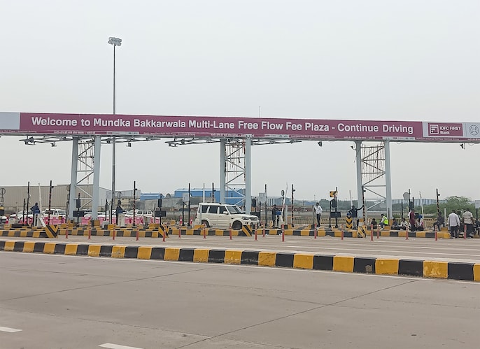Overhead equipment is intended to replace stop-and-pay booths Overhead equipment is intended to replace stop-and-pay booths