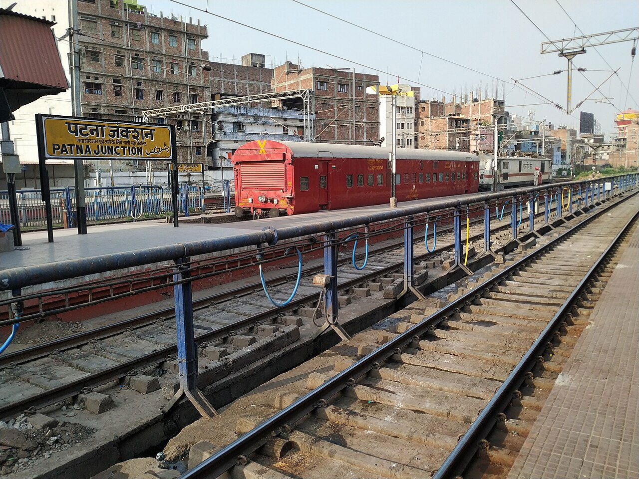 Train 02024 runs from Patna to Howrah in the morning