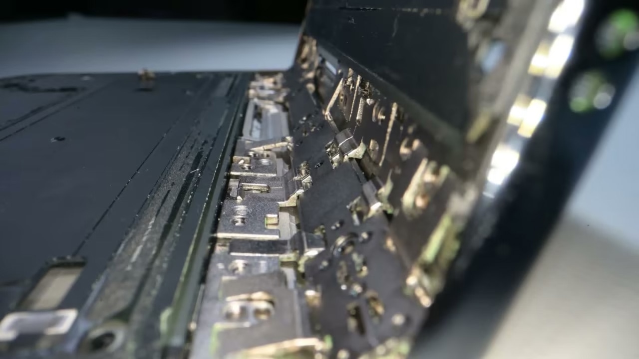 iFixit’s hypothesis: A hinge support part may press on the screen