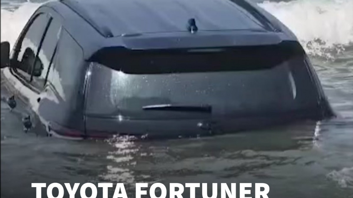 Toyota Fortuner Swept Into Sea At Vagator Beach, Pulled Out By JCB; Driver Detained