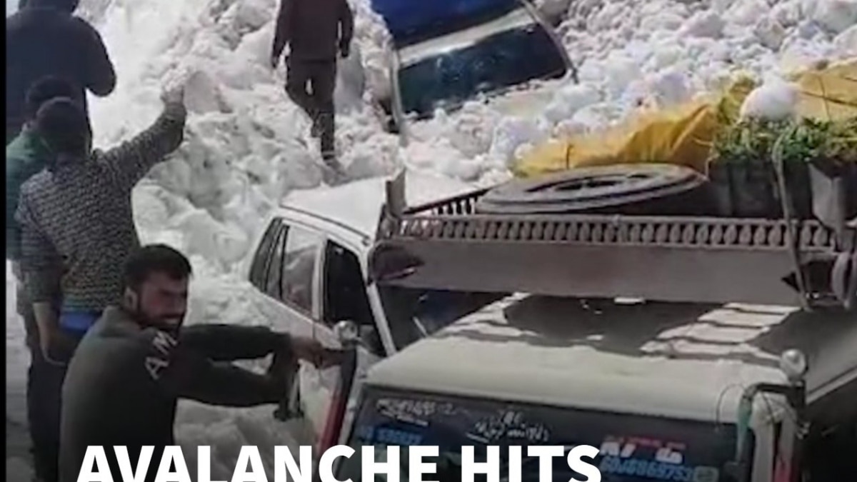 WATCH: Snow Avalanche Hits Zojila-Sonamarg Road | Multiple Vehicles Trapped