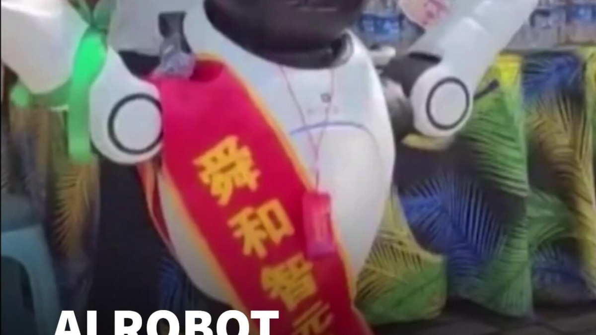 Humanoid Robot Cheers Students As China's Toughest Exam Begi