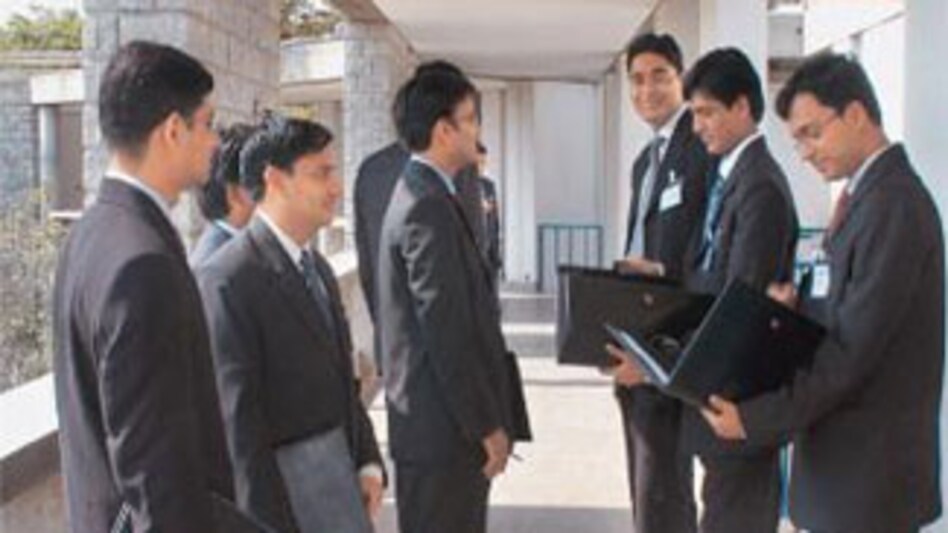 Growth adds fuel to banks' hiring plans Growth adds fuel to banks' hiring plans