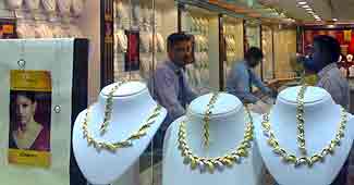 Gold prices decline by Rs 175, silver prices down Rs 800