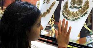 Gold prices fall Rs 550, silver prices Rs 900 on weak cues