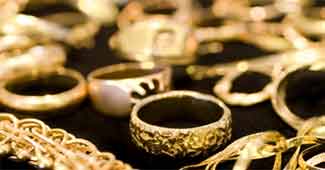 Gold futures fall on weak global cues
