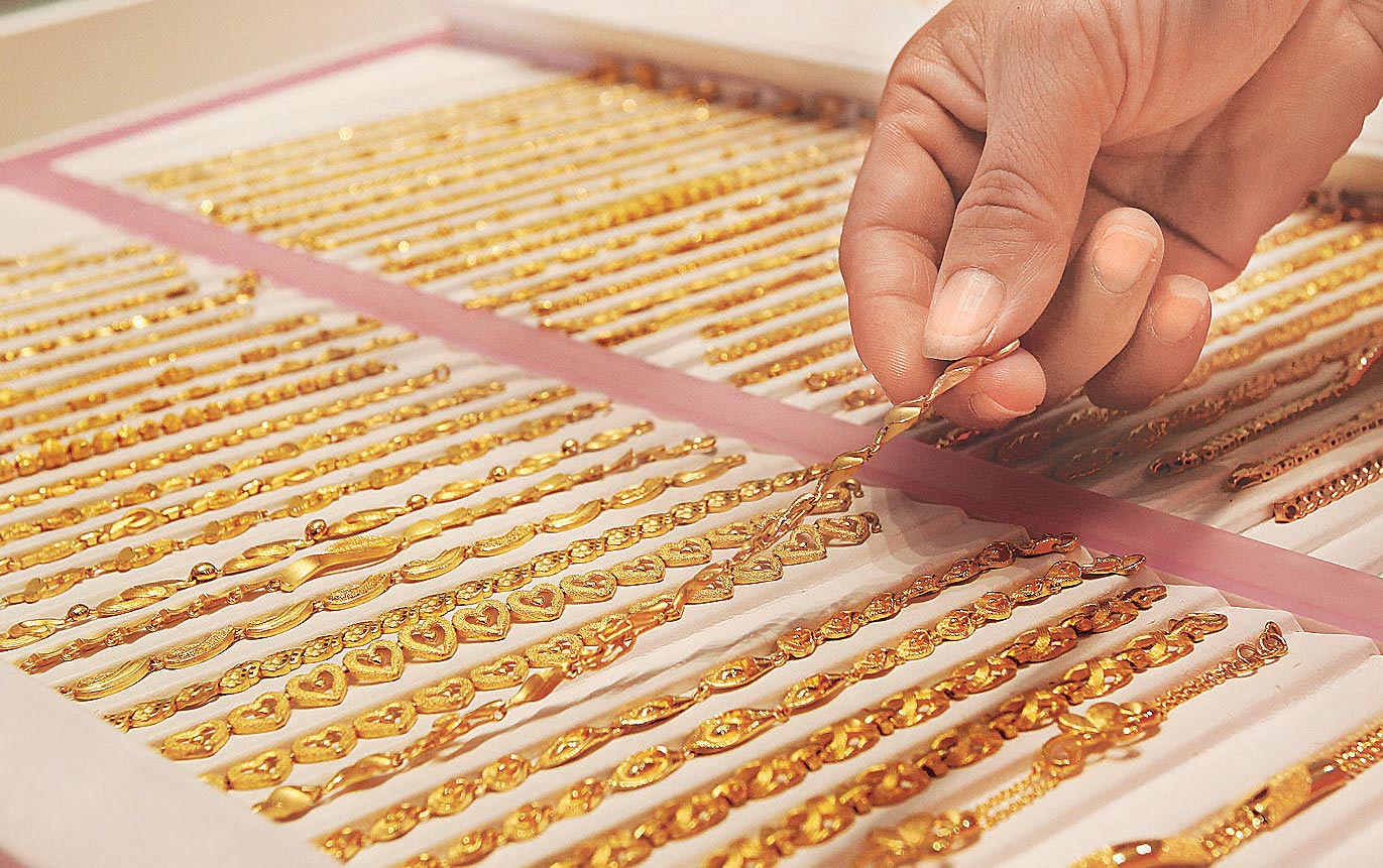   Gold, silver futures fall on weak global cues, fall in demand