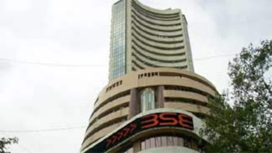 Sensex falls 277 pts, TCS tanks 7.7% Sensex falls 277 pts, TCS tanks 7.7%