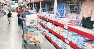 Govt to reach out to traders on retail reforms Govt to reach out to traders on retail reforms