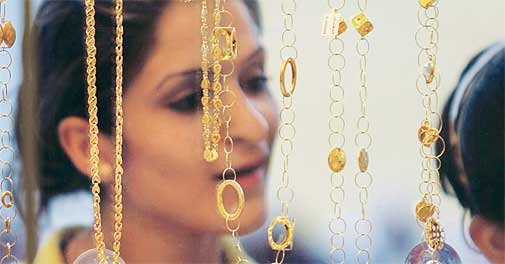 Gold at new high, rises to Rs 29,690