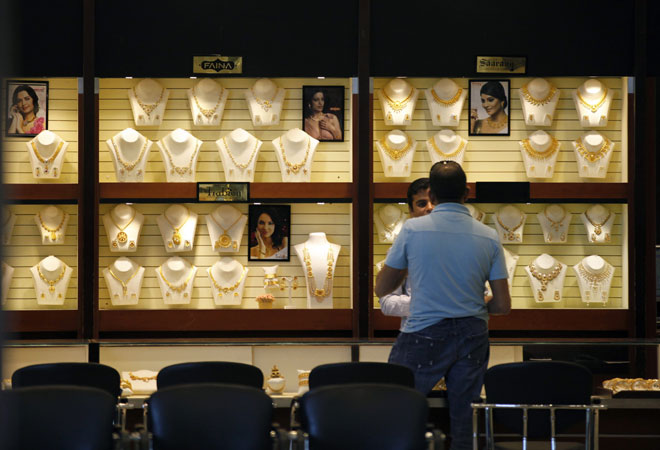 Gold prices extend losses, sheds Rs 220 to Rs 31,710