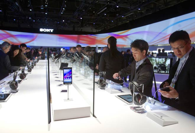 Sony unveils two new Xperia smartphones at CES 2014