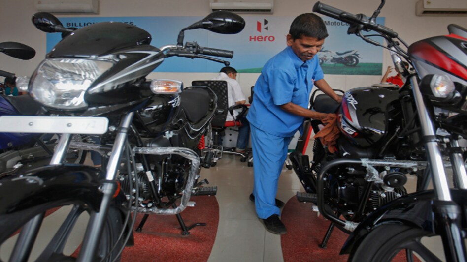 Hero MotoCorp unveils two new 100 cc bikes Hero MotoCorp unveils two new 100 cc bikes