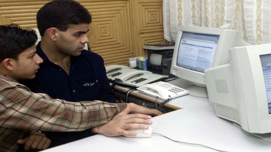 Facebook users cross 100 mn in India, next only to US Facebook users cross 100 mn in India, next only to US