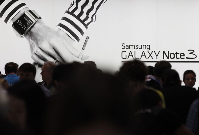 Samsung Electronics Q1 profit dips, eyes football World Cup for boost