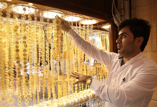 Gold price falls below Rs 27,000 mark as demand wanes