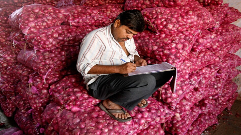 Govt hikes onion minimum export price to $500 per tonne Govt hikes onion minimum export price to $500 per tonne
