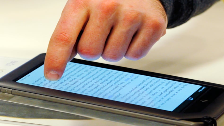 Barnes & Noble will continue to make and sell its US $99 Nook GlowLight e-readers (Photo: Reuters) Barnes & Noble will continue to make and sell its US $99 Nook GlowLight e-readers (Photo: Reuters)