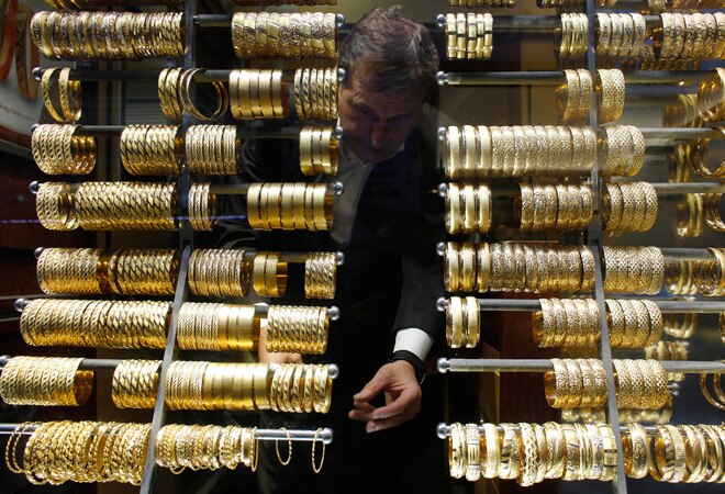 Gold price falls below Rs 28,000-level on global cues Gold price falls below Rs 28,000-level on global cues