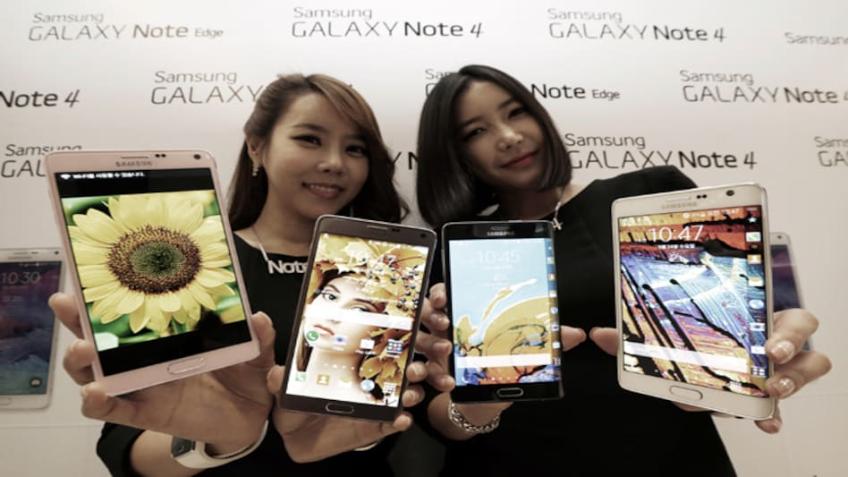 Models pose with Samsung's latest Galaxy Note 4 and Galaxy Note Edge smartphones at the unveiling in Seoul, South Korea, on September 23, 2014. PHOTO: Associated Press Models pose with Samsung's latest Galaxy Note 4 and Galaxy Note Edge smartphones at the unveiling in Seoul, South Korea, on September 23, 2014. PHOTO: Associated Press
