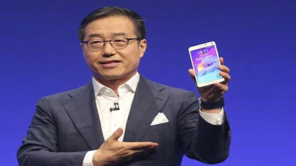 Samsung President DJ Lee presents the new phablet Galaxy Note 4 at the Unpacked 2014 Episode 2 event ahead of the IFA Electronics show in Berlin, September 3, 2014. Photo: Reuters Samsung President DJ Lee presents the new phablet Galaxy Note 4 at the Unpacked 2014 Episode 2 event ahead of the IFA Electronics show in Berlin, September 3, 2014. Photo: Reuters