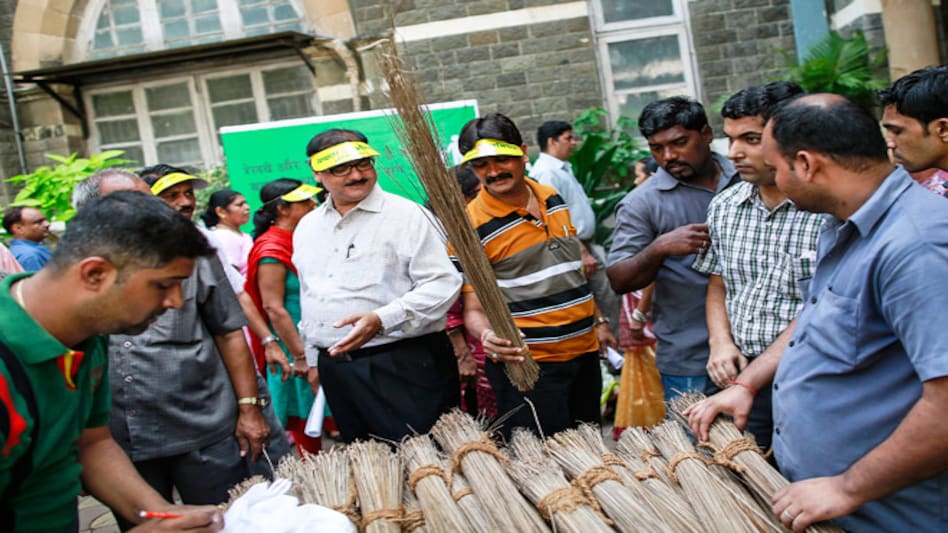 Employees from various departments collect brooms before a cleanliness drive at an Indian Railways office in Mumbai October 2, 2014. (Photo: Reuters) Employees from various departments collect brooms before a cleanliness drive at an Indian Railways office in Mumbai October 2, 2014. (Photo: Reuters)