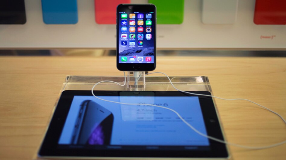 Apple has been plagued by problems following the September release of its new iPhones and iOS8(Photo: Reuters) Apple has been plagued by problems following the September release of its new iPhones and iOS8(Photo: Reuters)