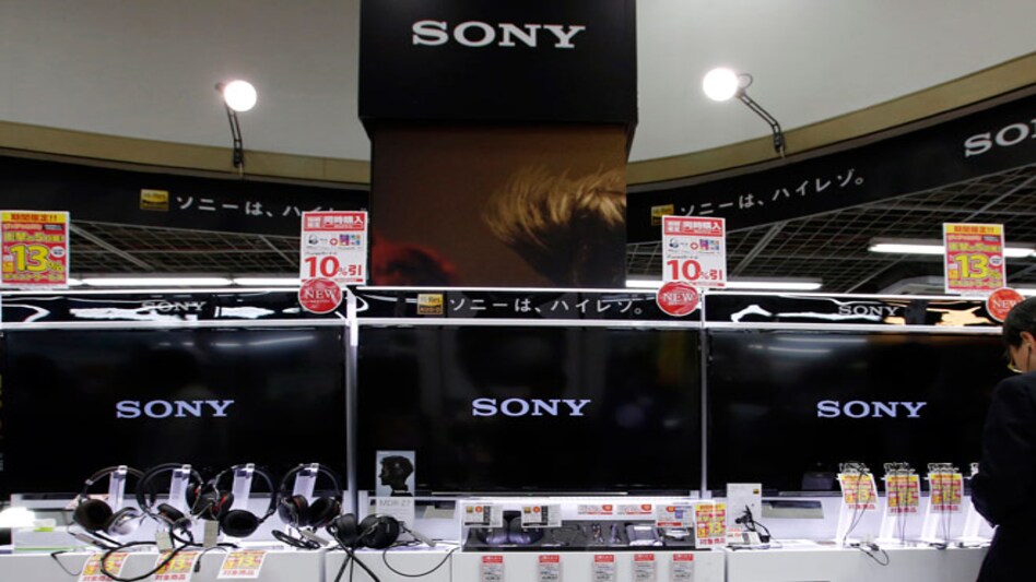 A man looks at Sony Corp's audio headphones at an electronics retail store in Tokyo October 31, 2014. (Photo: Reuters) A man looks at Sony Corp's audio headphones at an electronics retail store in Tokyo October 31, 2014. (Photo: Reuters)