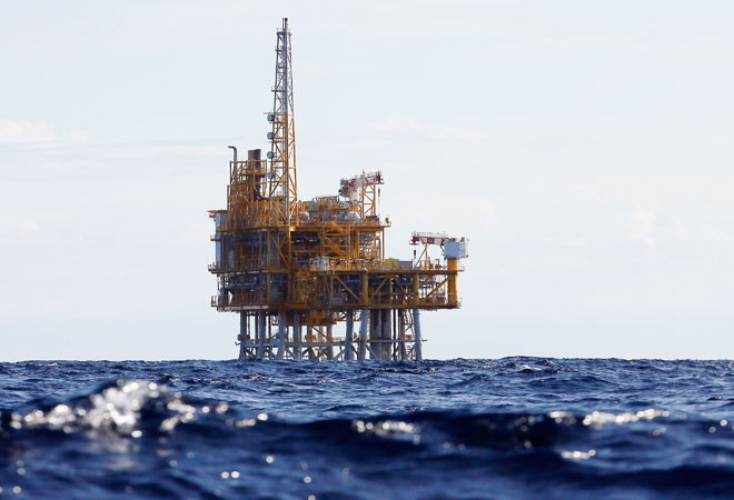 US crude drops below $59 to 5.5 year low on supply glut US crude drops below $59 to 5.5 year low on supply glut