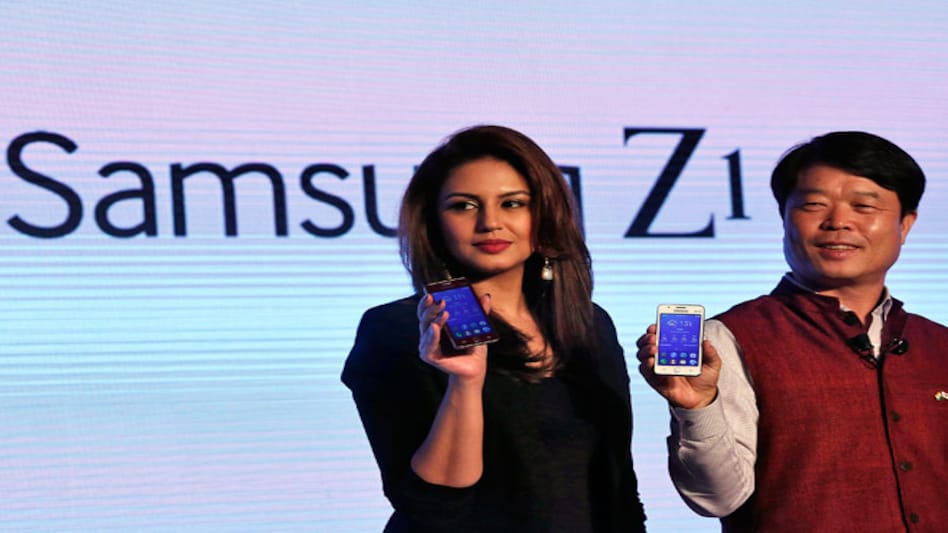 Hyun Chil Hong (R), president and chief executive of Samsung India Electronics, and actress Huma Qureshi hold Samsung's new Z1 smartphones at its launch in New Delhi. (Photo: Reuters) Hyun Chil Hong (R), president and chief executive of Samsung India Electronics, and actress Huma Qureshi hold Samsung's new Z1 smartphones at its launch in New Delhi. (Photo: Reuters)