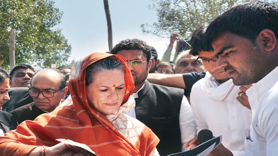 Congress president Sonia Gandhi interacts with farmers in Rewari, Haryana, on Saturday. (Photo: Qamar Sibtain) Congress president Sonia Gandhi interacts with farmers in Rewari, Haryana, on Saturday. (Photo: Qamar Sibtain)