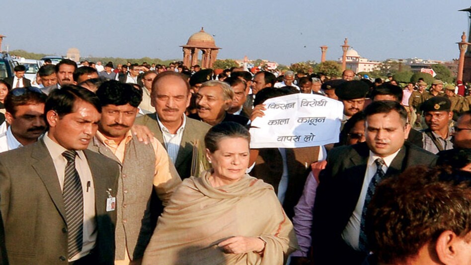 Congress President Sonia Gandhi (centre) marches along with members of opposition parties to the Rashtrapati Bhavan on Tuesday. (Photo: Pankaj Nangia) Congress President Sonia Gandhi (centre) marches along with members of opposition parties to the Rashtrapati Bhavan on Tuesday. (Photo: Pankaj Nangia)